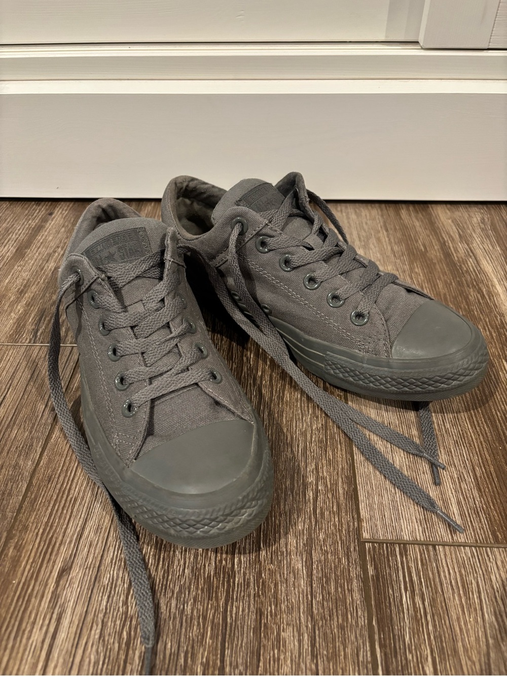 Women’s Canvas Converse Lace-Up Sneakers size 8